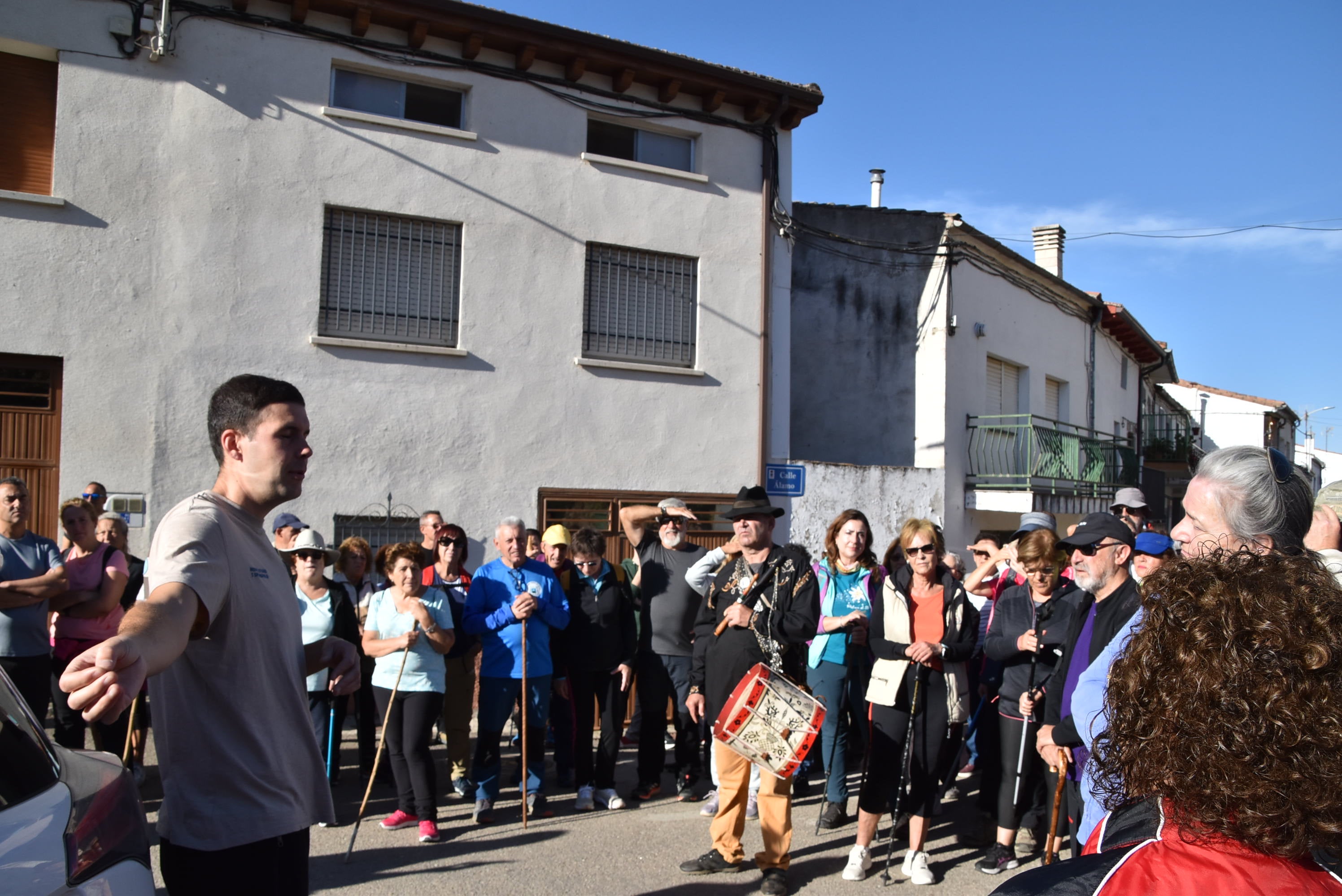 Fresnedoso decora las calles con útiles tradicionales y recorre su entorno natural
