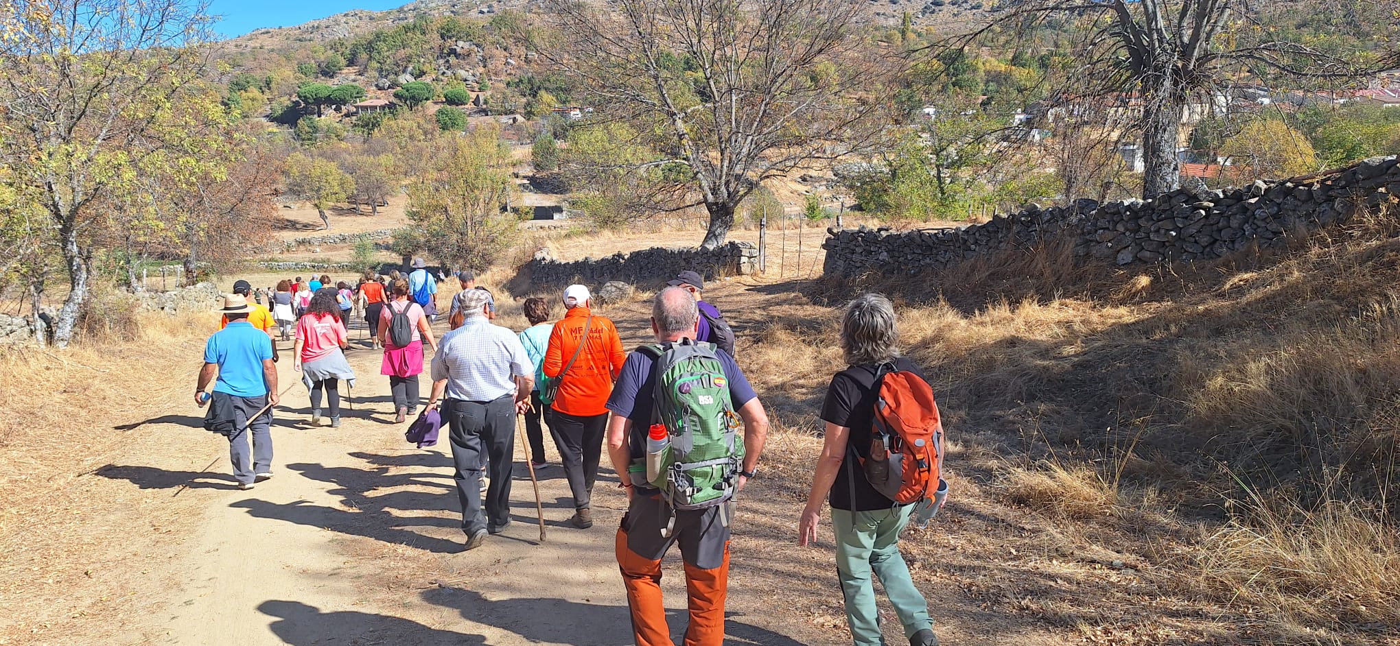 Fresnedoso decora las calles con útiles tradicionales y recorre su entorno natural