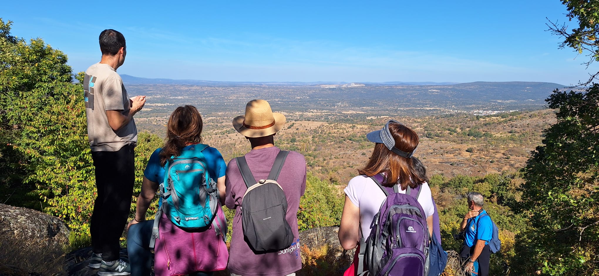 Fresnedoso decora las calles con útiles tradicionales y recorre su entorno natural