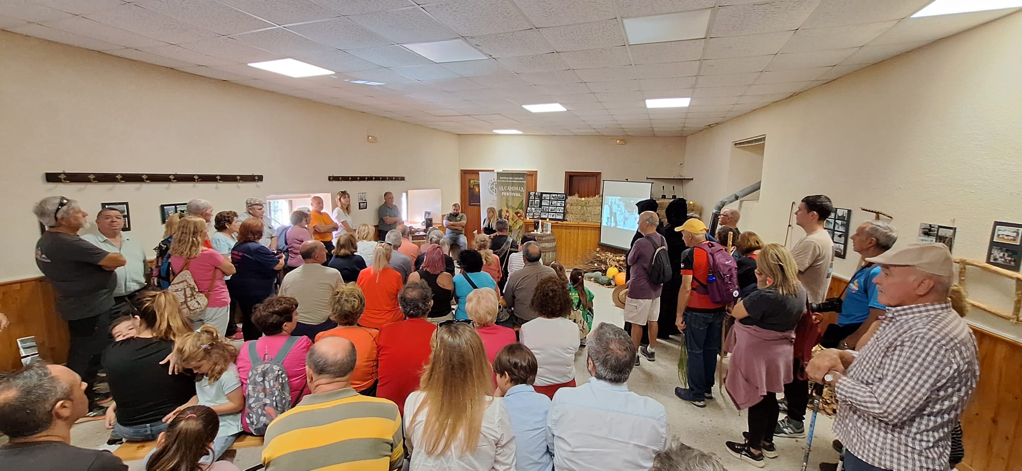 Fresnedoso decora las calles con útiles tradicionales y recorre su entorno natural