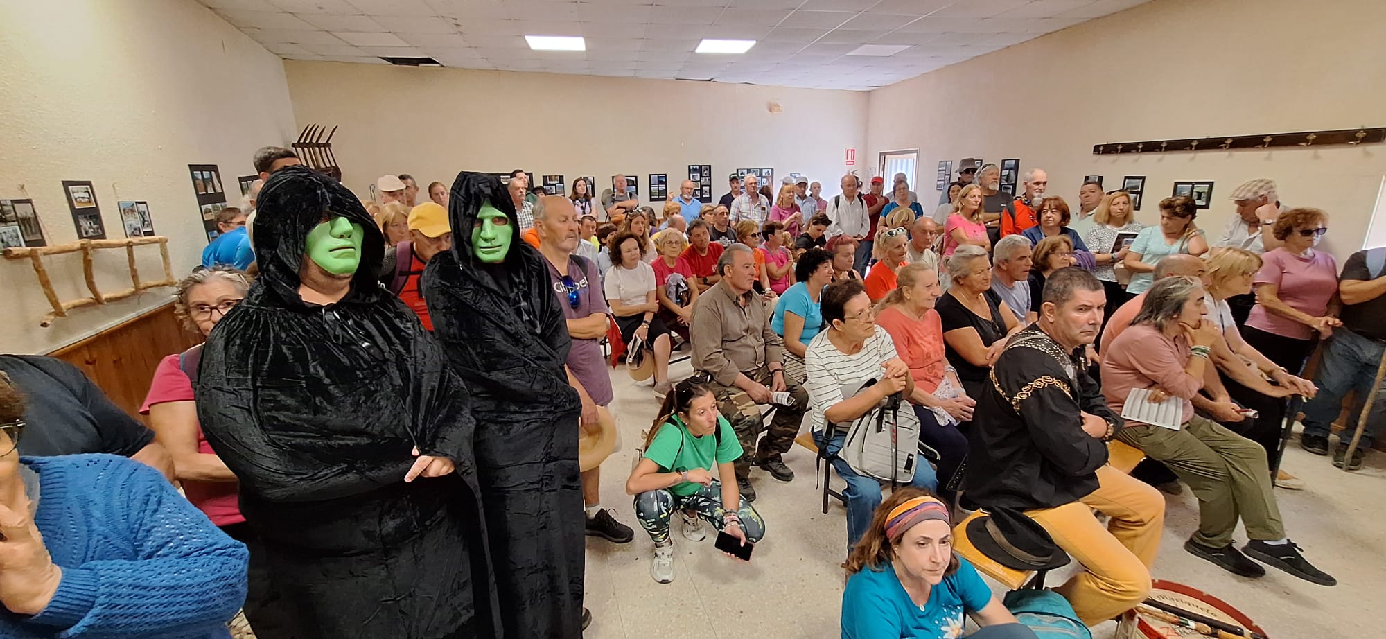 Fresnedoso decora las calles con útiles tradicionales y recorre su entorno natural
