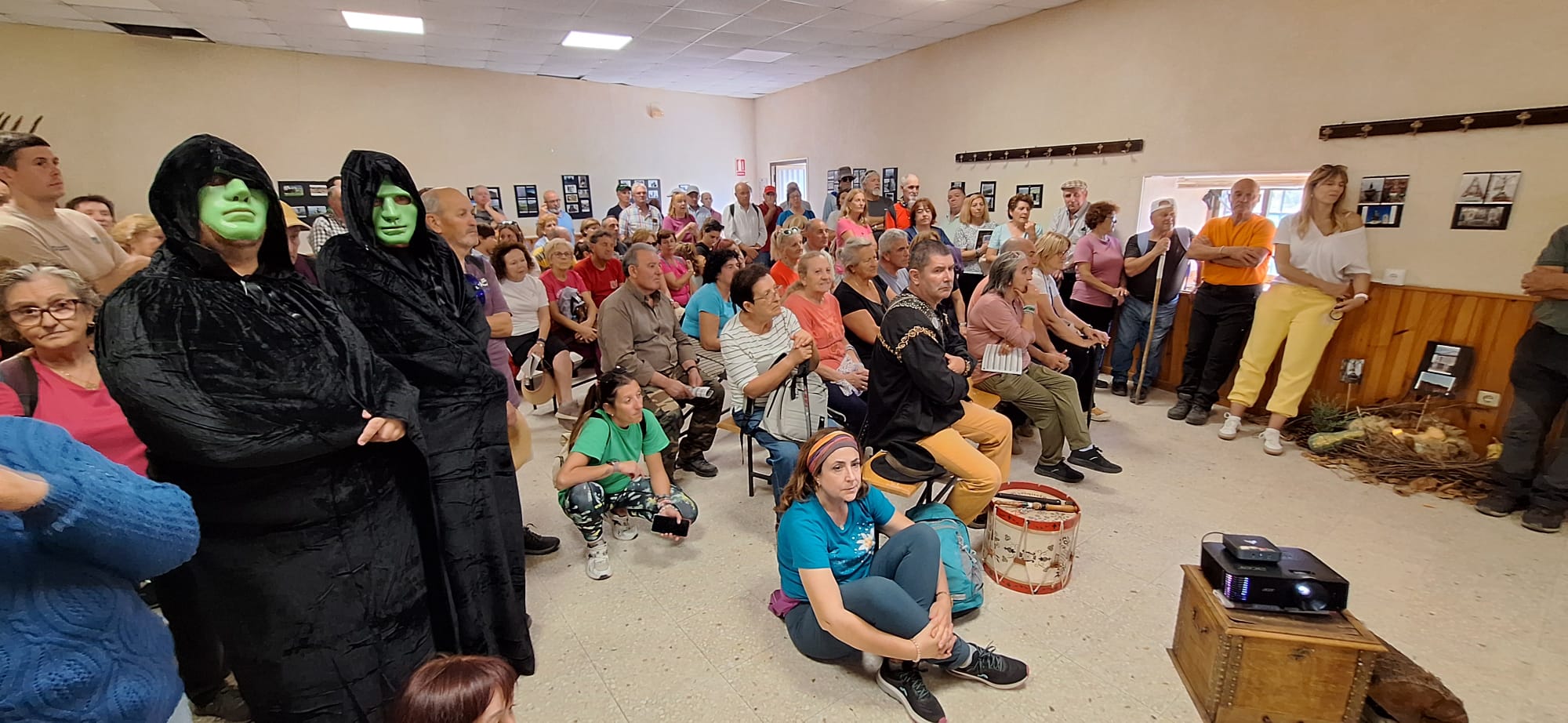 Fresnedoso decora las calles con útiles tradicionales y recorre su entorno natural
