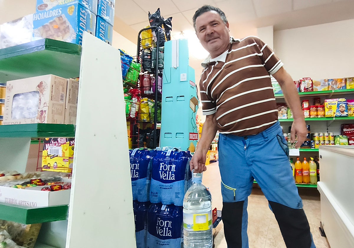 Un vecino de Villoruela adquiere una garrafa de agua.