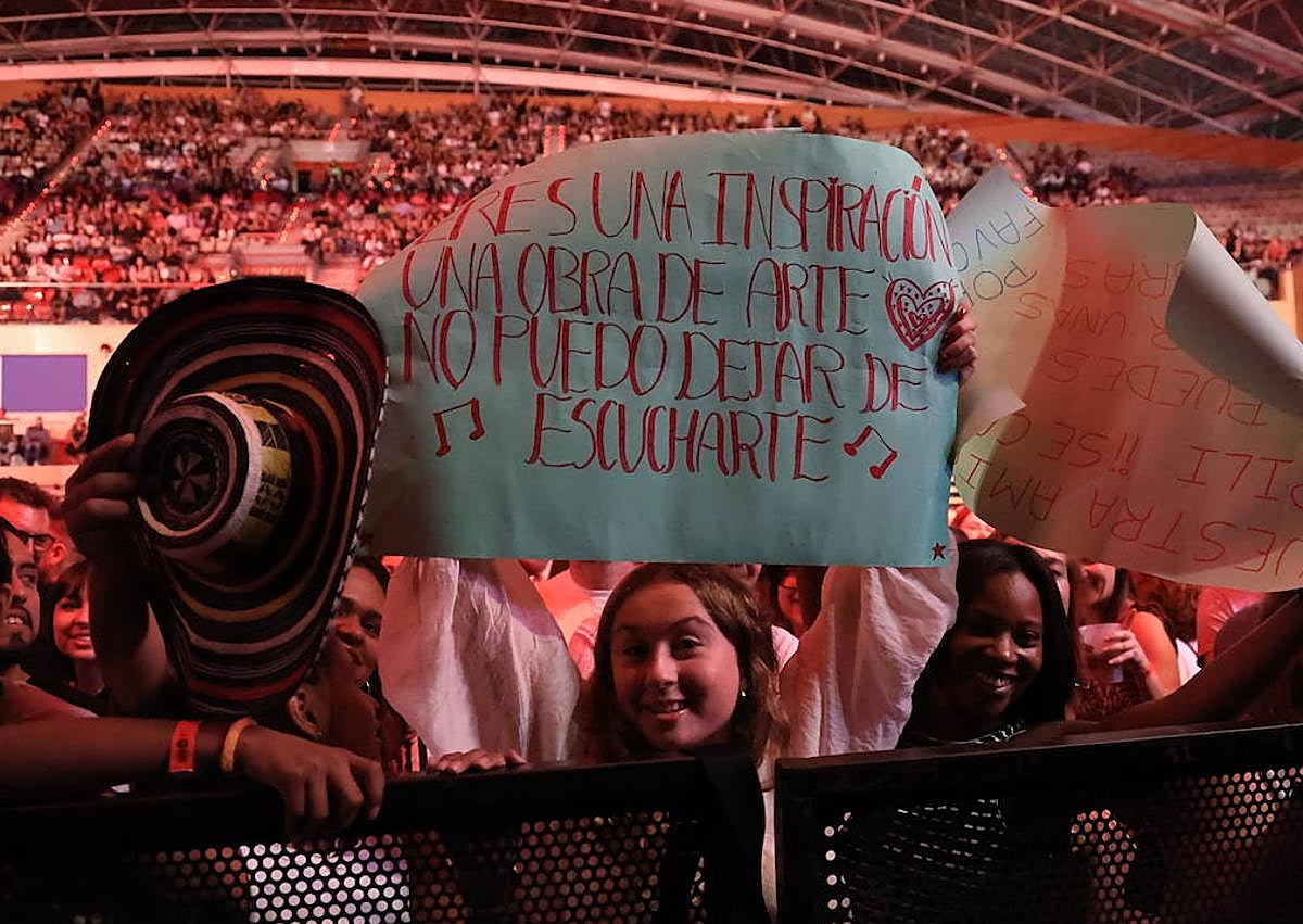 Imagen secundaria 1 - Manuel Turizo hace las delicias de sus fans en el Multiusos