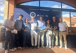 Foto de familia de los primeros clasificados en La Valmuza Golf.