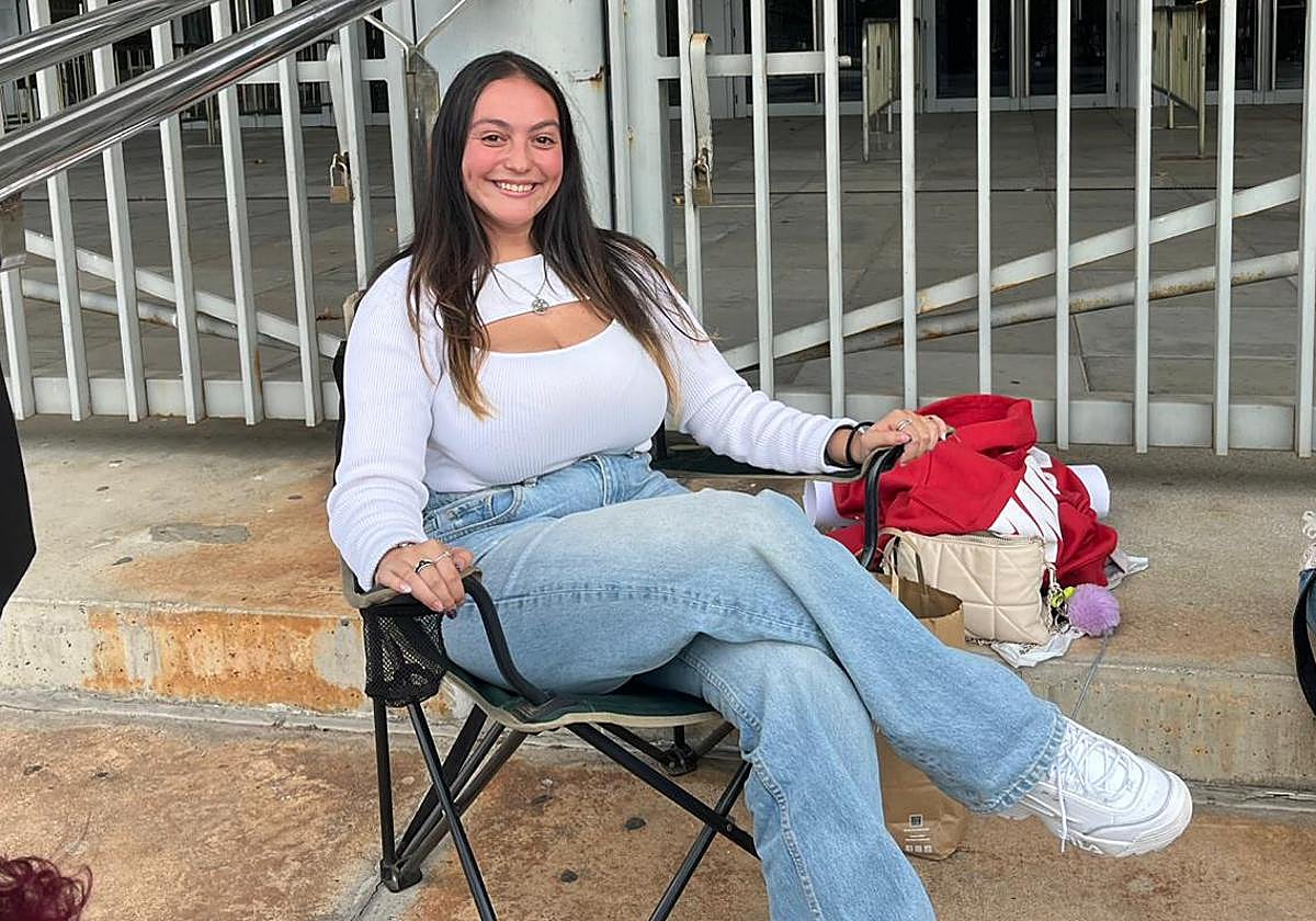 Imagen de María, la seguidora de Turizo que llevaba desde las 6 de la mañana en la puerta del Multiusos.