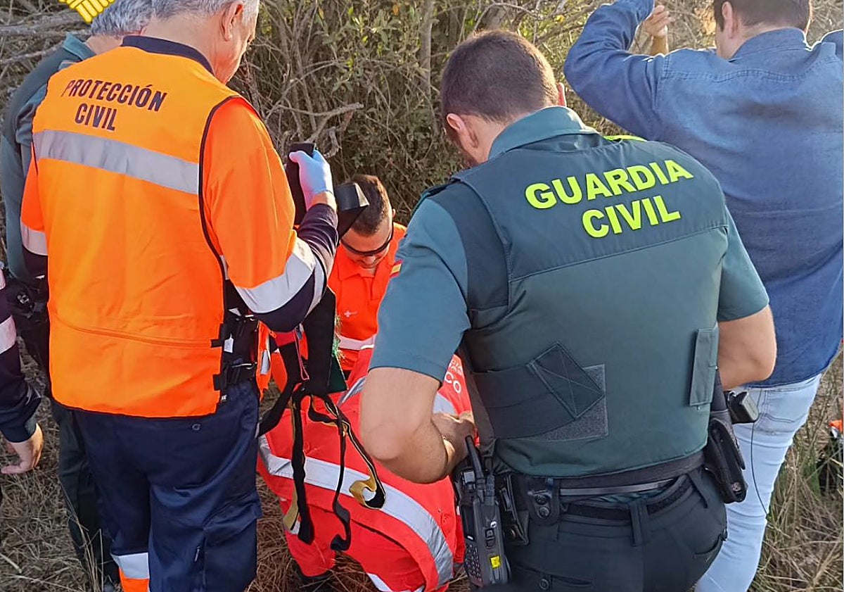 Imagen principal - Imágenes del dispositivo de búsqueda desplegado en Santa Marta de Tormes.