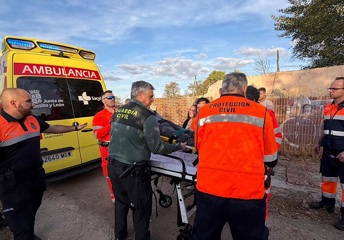 Agentes de la Guardia Civil y miembros de Protección Civil, junto a la desaparecida.