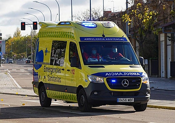 Un joven de 20 años sufre un golpe en la cabeza tras chocar su bici con un coche frente la Facultad de Fisioterapia