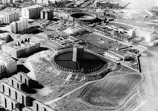 Espectacular vista aérea del teso de la Chinchibarra a finales de los años 60, con los bloques antiguos del barrio en la parte inferior. A la derecha del depósito, varios edificios industriales y, más a la izquierda, las antiguas edificaciones que dejarían paso al trazado de las calles Lazarillo de Tormes, Doctor Blanco Nájera y Alfonso VI.