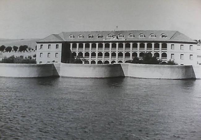 En primer plano, el agua contenida en los cuatro vasos del depósito, con el edificio de las Hermanitas de los Pobres al fondo.