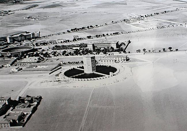 Imagen aérea de 1954 del teso, presidido por el depósito. Detrás, el edificio de las Hermanitas de los Pobres y, a la izquierda, la Glorieta.