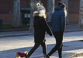 Dos personas, caminando en un día frío.
