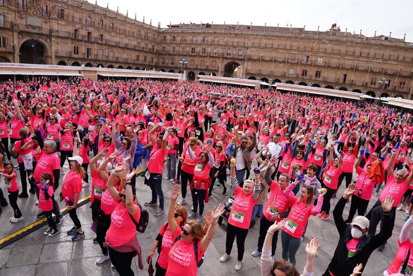 Salamanca &#039;se tiñe&#039; de rosa por el cáncer