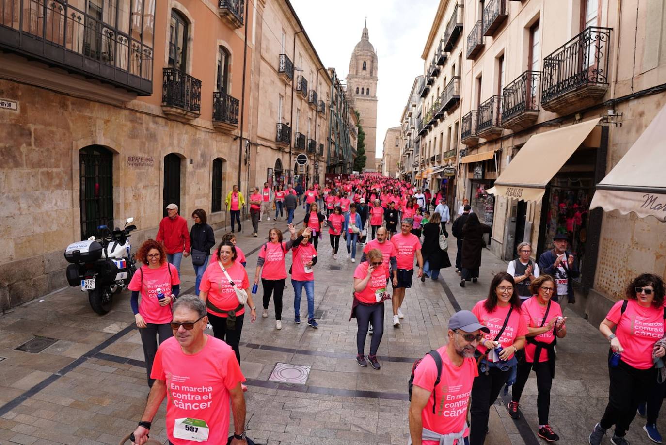 Salamanca &#039;se tiñe&#039; de rosa por el cáncer