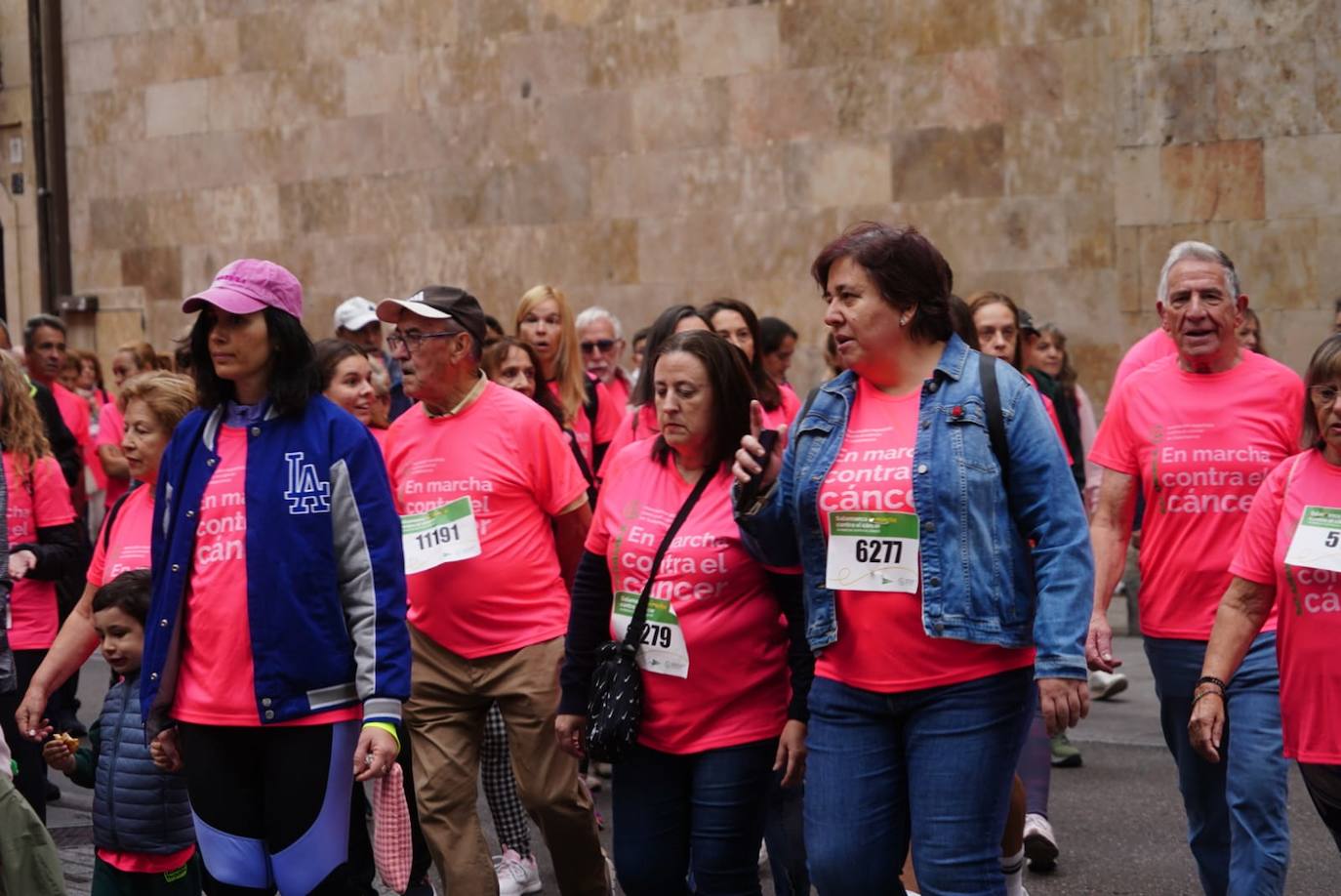 Salamanca &#039;se tiñe&#039; de rosa por el cáncer