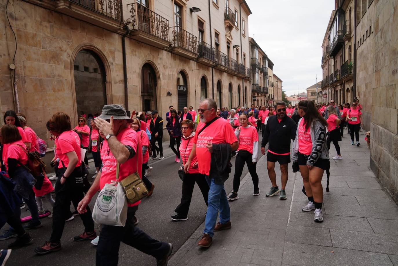 Salamanca &#039;se tiñe&#039; de rosa por el cáncer