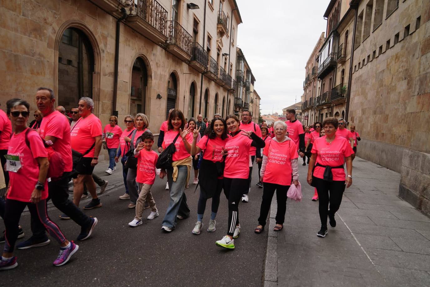 Salamanca &#039;se tiñe&#039; de rosa por el cáncer