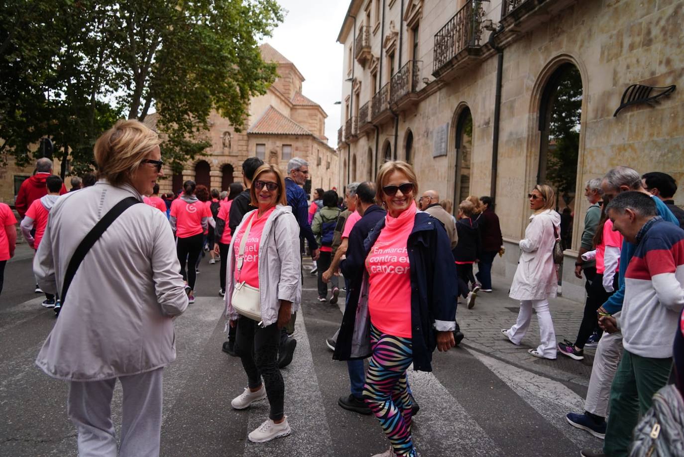 Salamanca &#039;se tiñe&#039; de rosa por el cáncer