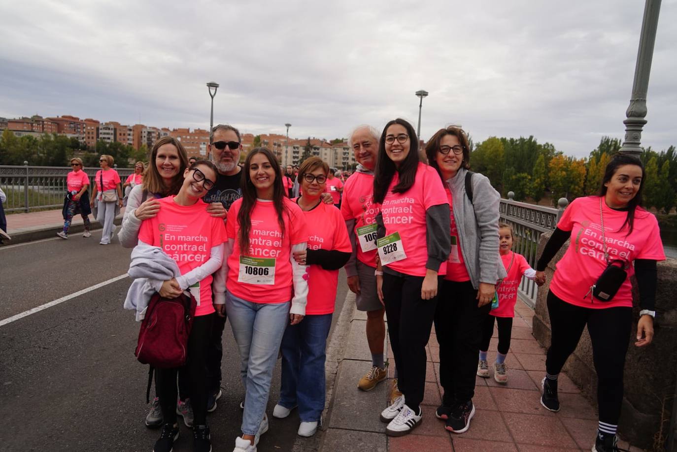 Salamanca &#039;se tiñe&#039; de rosa por el cáncer