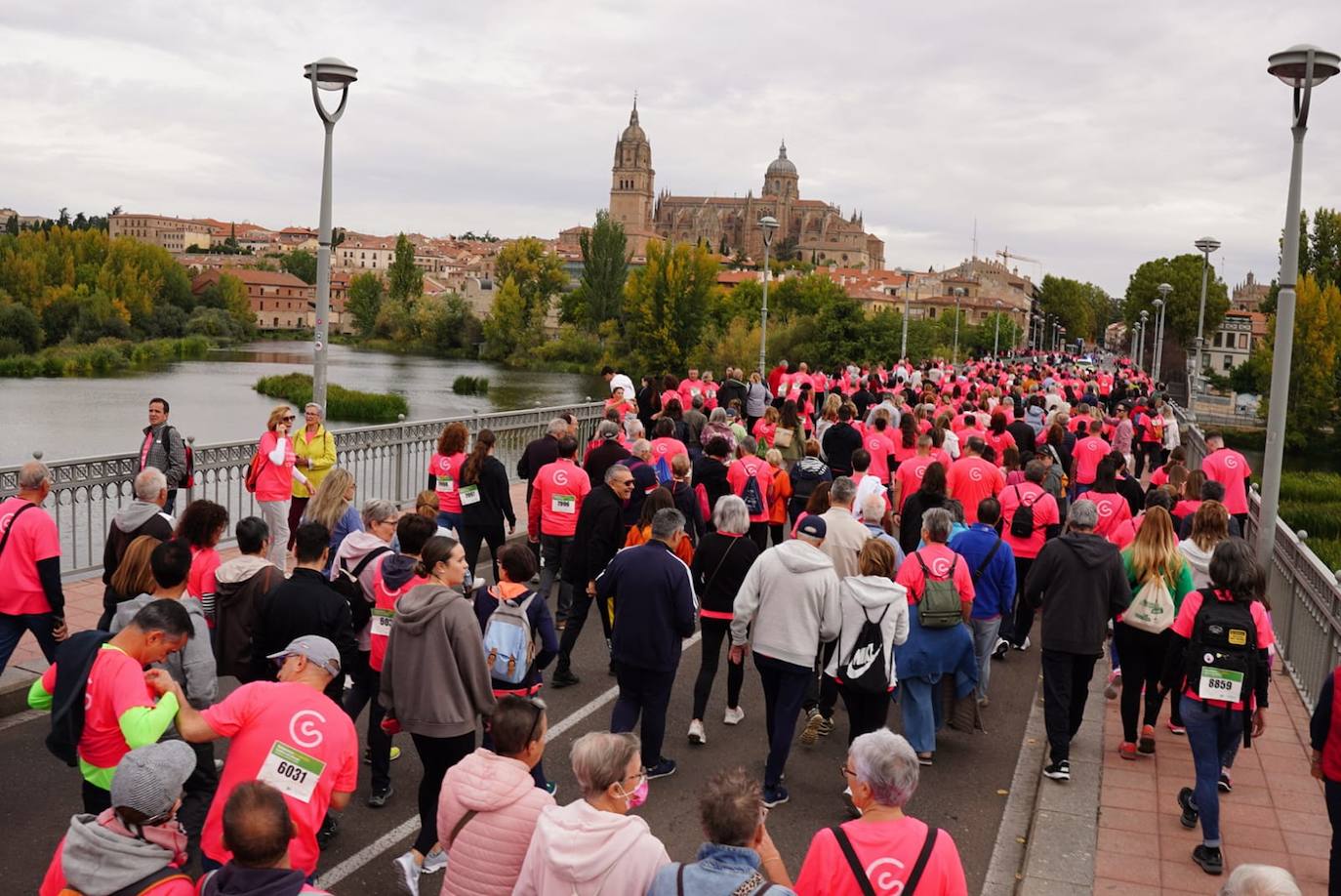 Salamanca &#039;se tiñe&#039; de rosa por el cáncer