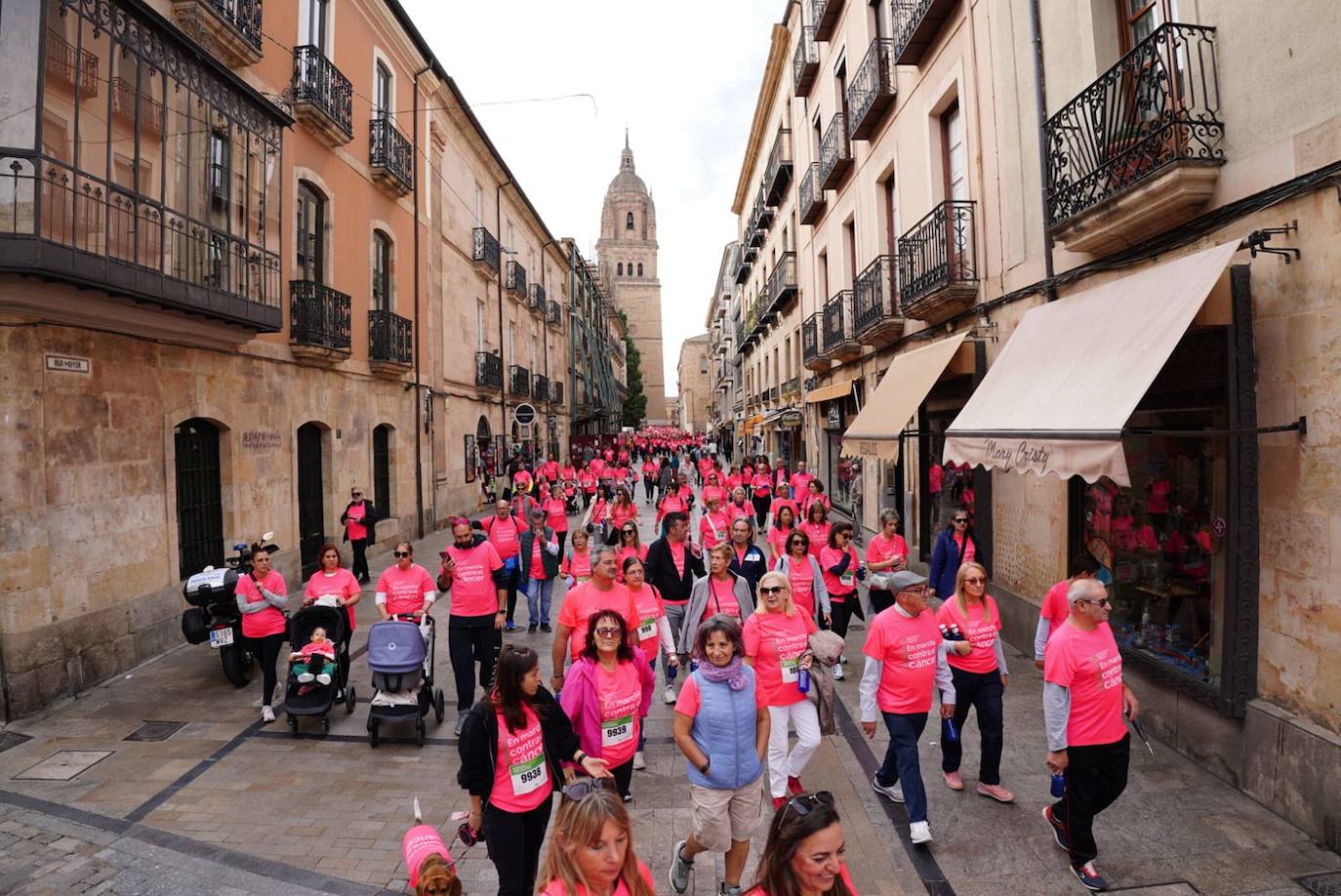 Salamanca &#039;se tiñe&#039; de rosa por el cáncer