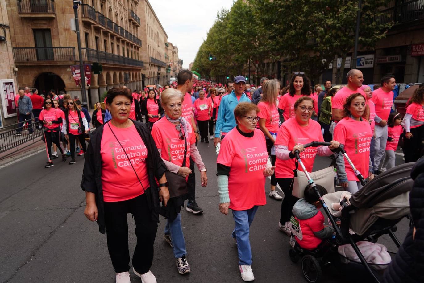 Salamanca &#039;se tiñe&#039; de rosa por el cáncer