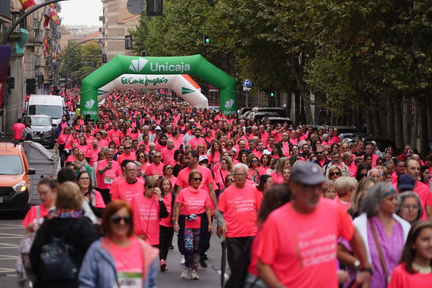Salamanca &#039;se tiñe&#039; de rosa por el cáncer