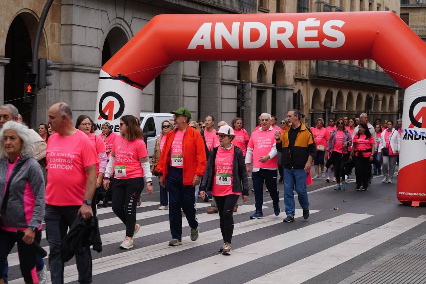 Salamanca &#039;se tiñe&#039; de rosa por el cáncer