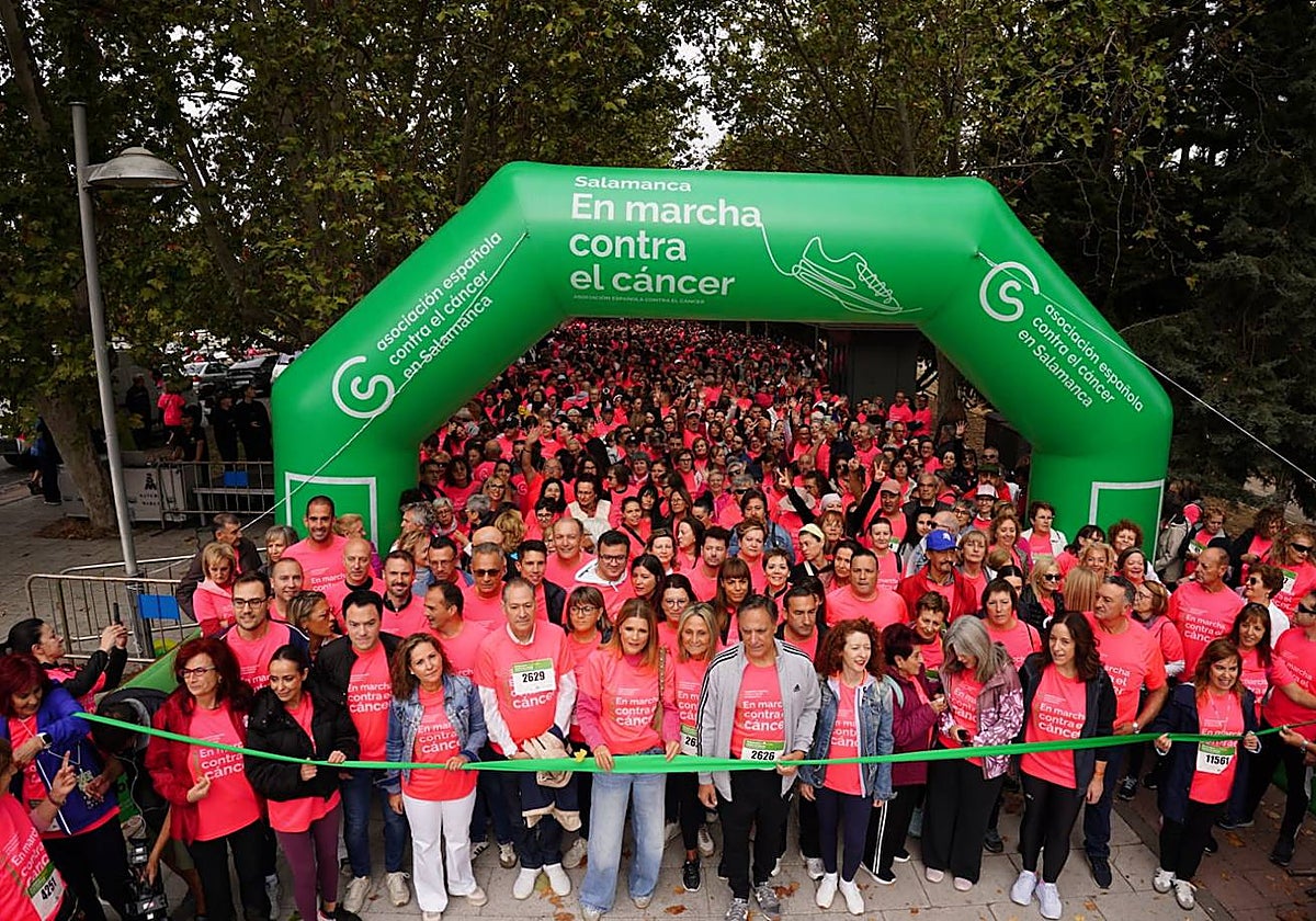 Salamanca &#039;se tiñe&#039; de rosa por el cáncer