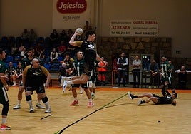 Unai Sanz se dispone a lanzar a la meta rival aprovechando el bloqueo de Sebas Elena.