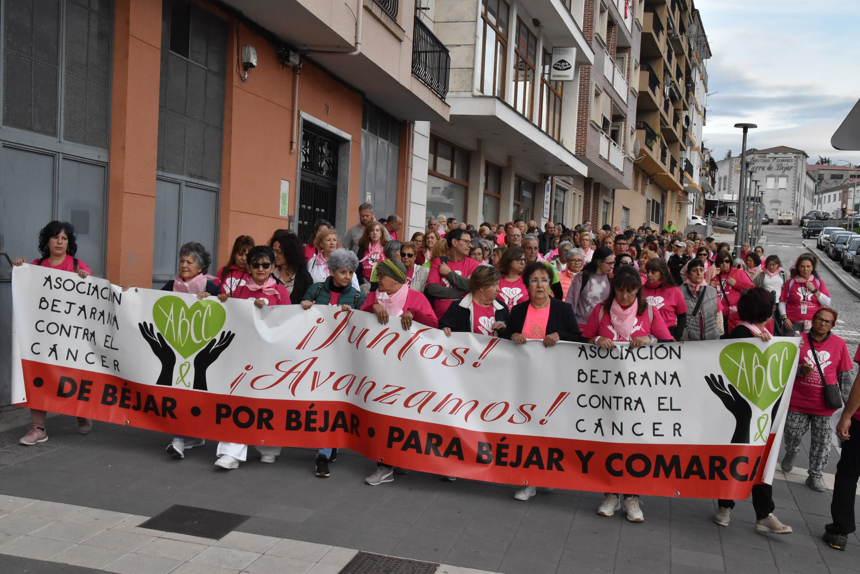 Béjar se tiñe de rosa en apoyo a la lucha contra el cáncer de mama