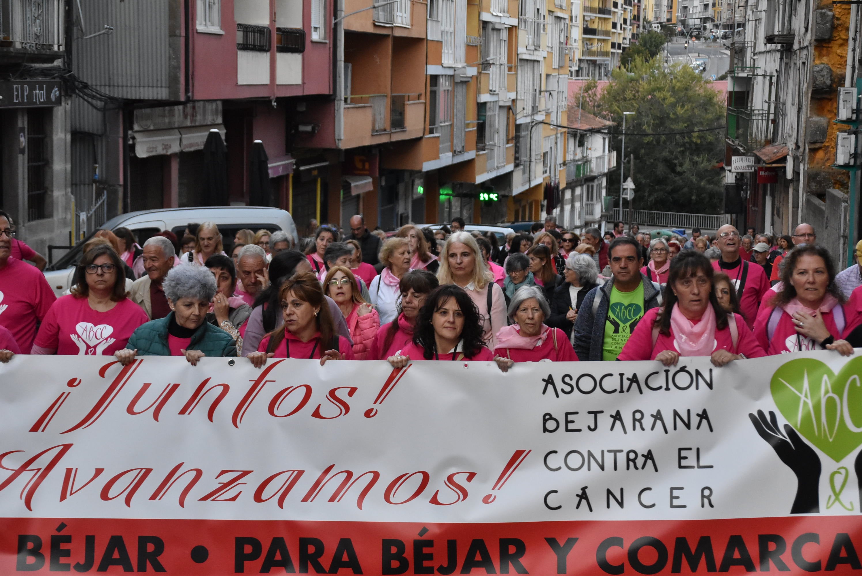 Béjar se tiñe de rosa en apoyo a la lucha contra el cáncer de mama
