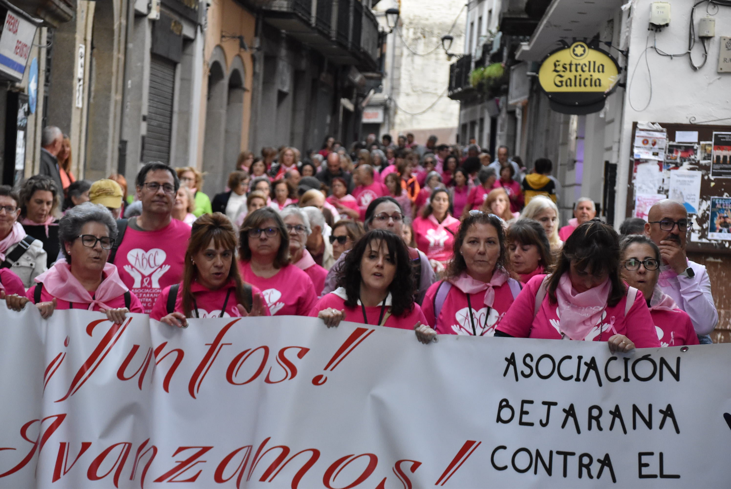 Béjar se tiñe de rosa en apoyo a la lucha contra el cáncer de mama