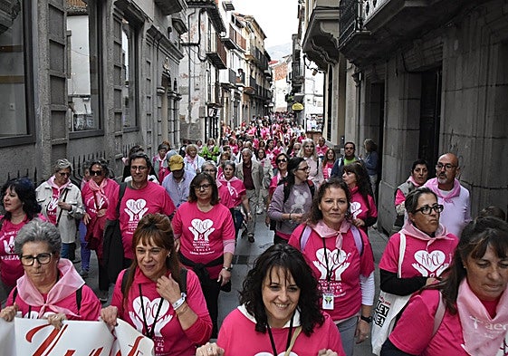 Imagen de la marea rosa con los participantes en la segunda marcha organizada por la asociación bejarana contra el cáncer.