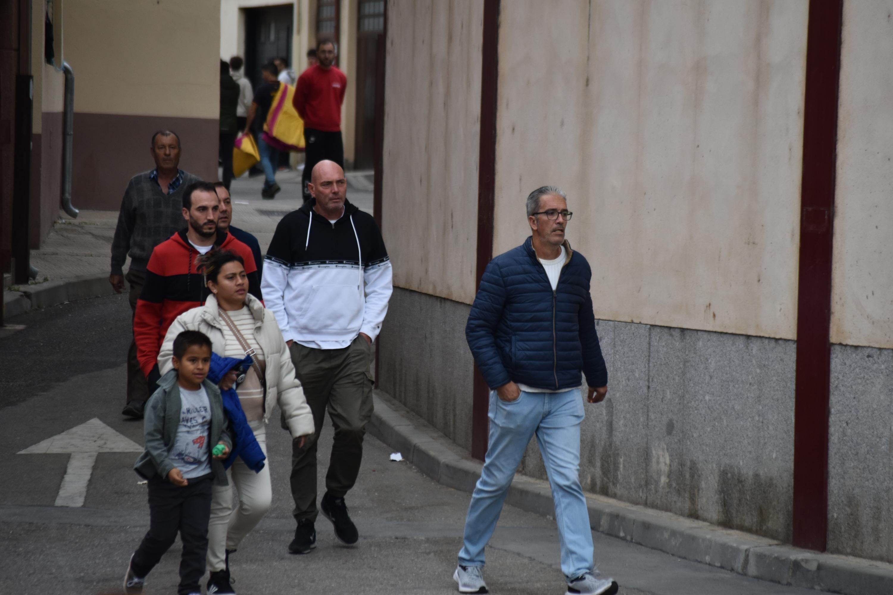 Pasión taurina que une generaciones con encierro de minibueyes y novillos en Alba de Tormes