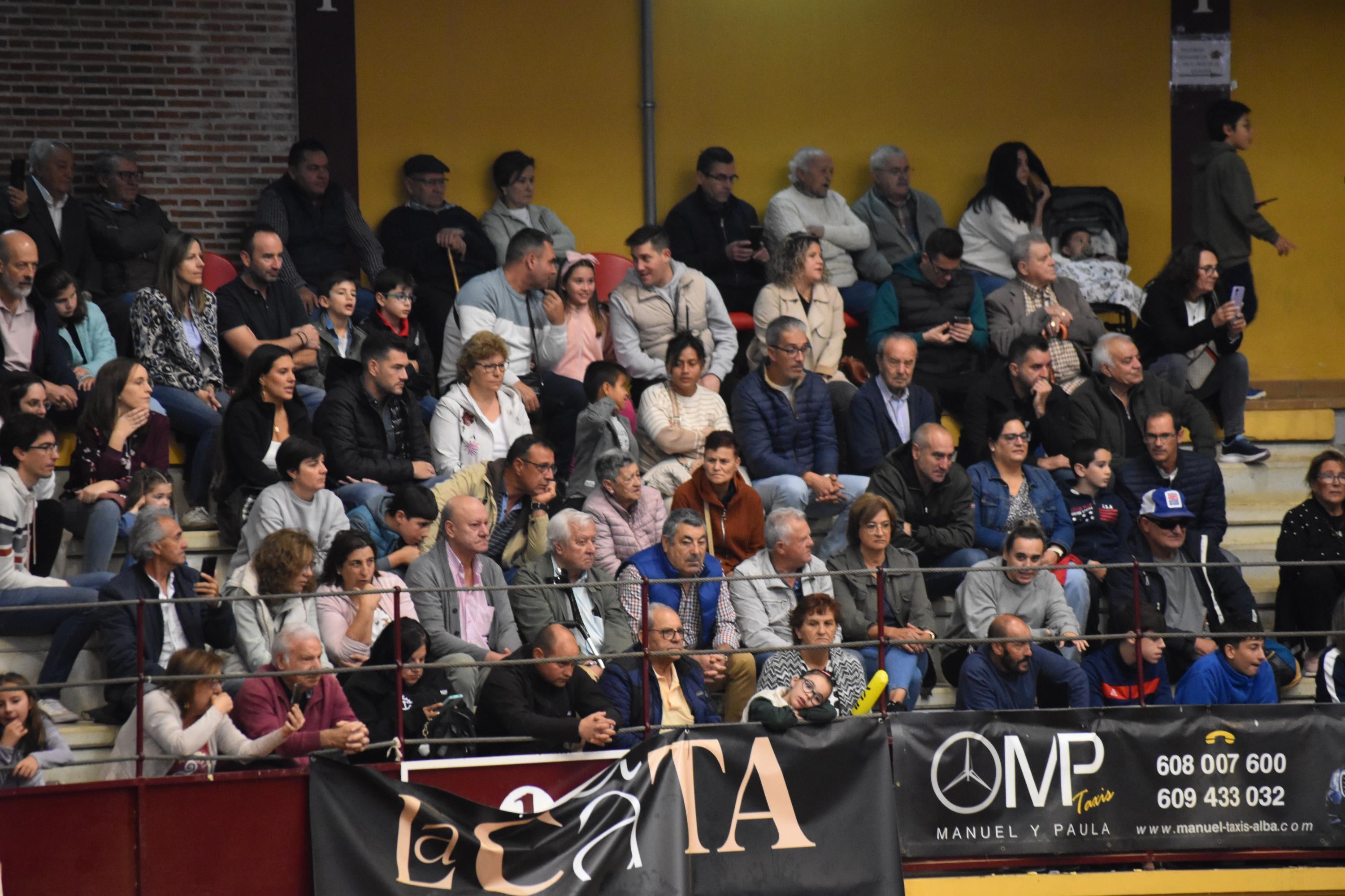 Pasión taurina que une generaciones con encierro de minibueyes y novillos en Alba de Tormes