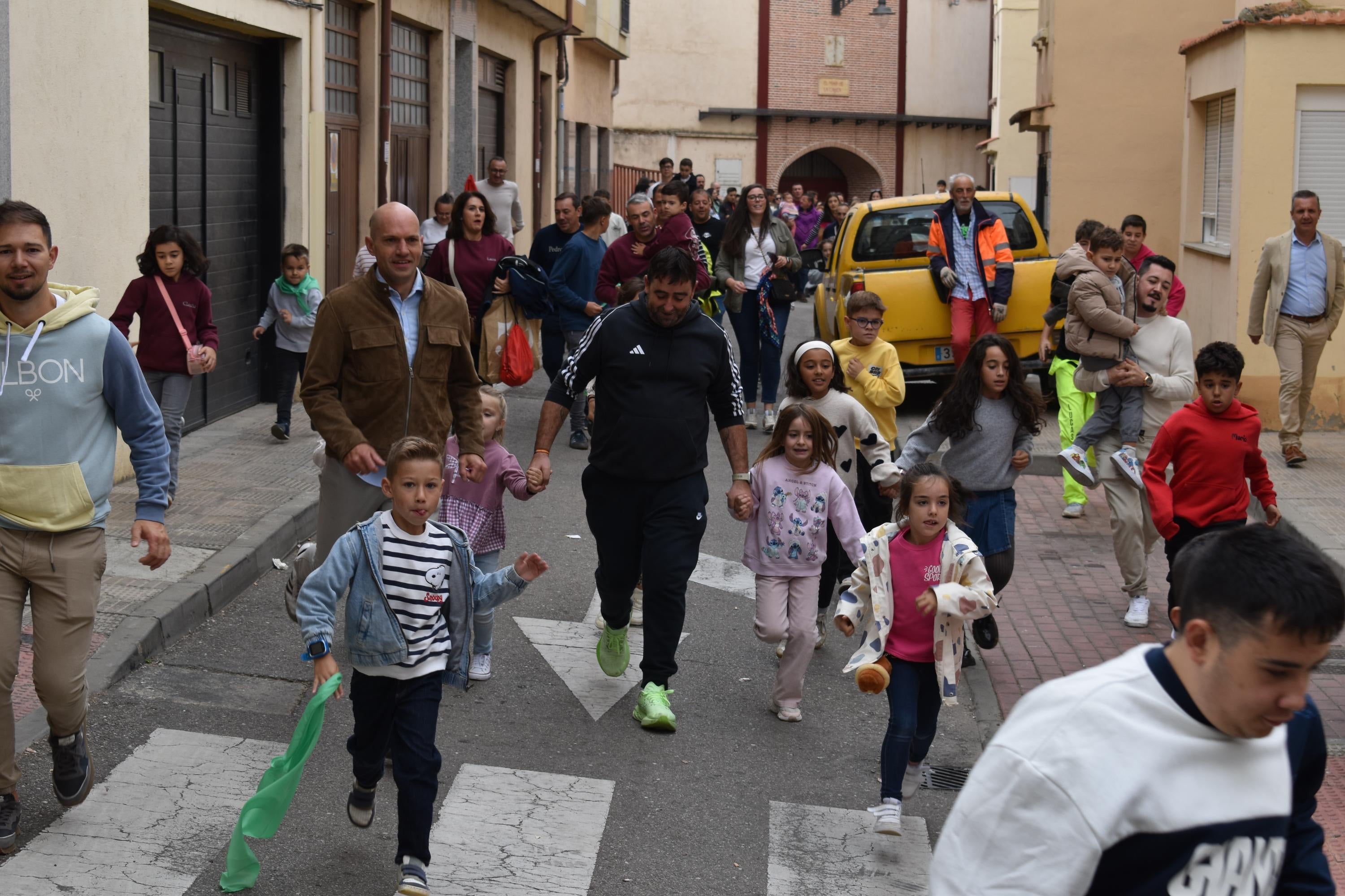 Pasión taurina que une generaciones con encierro de minibueyes y novillos en Alba de Tormes