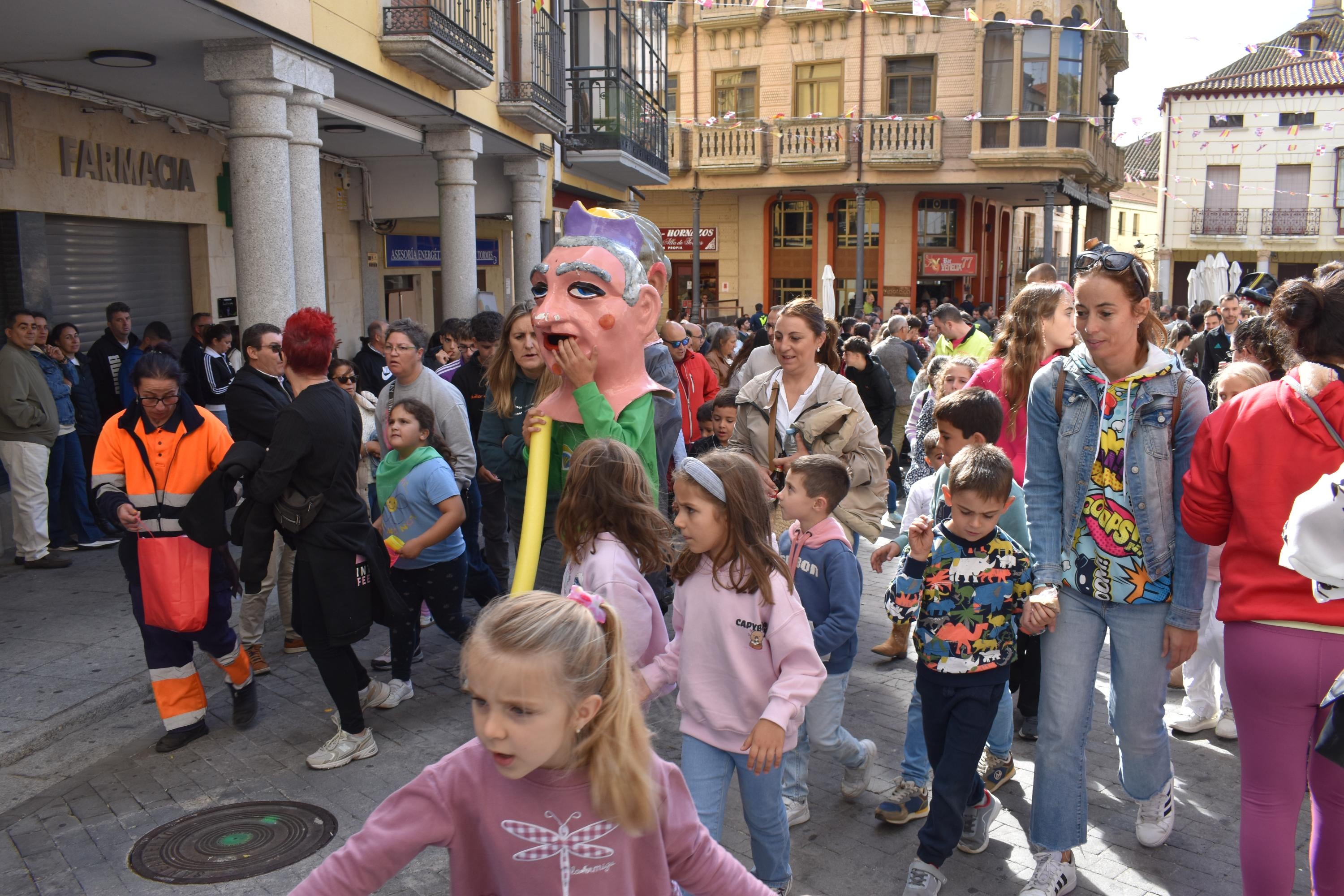 La charanga y los cabezudos alegran las calles de Alba de Tormes