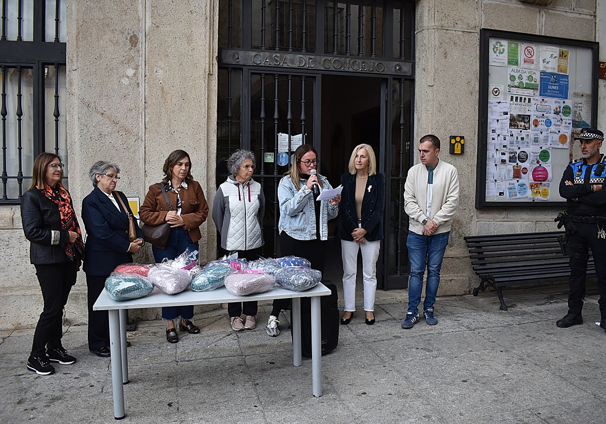 Imagen principal - Alba de Tormes reafirma su apoyo a las pacientes de cáncer de mama con la donación de &#039;cojines del corazón&#039;