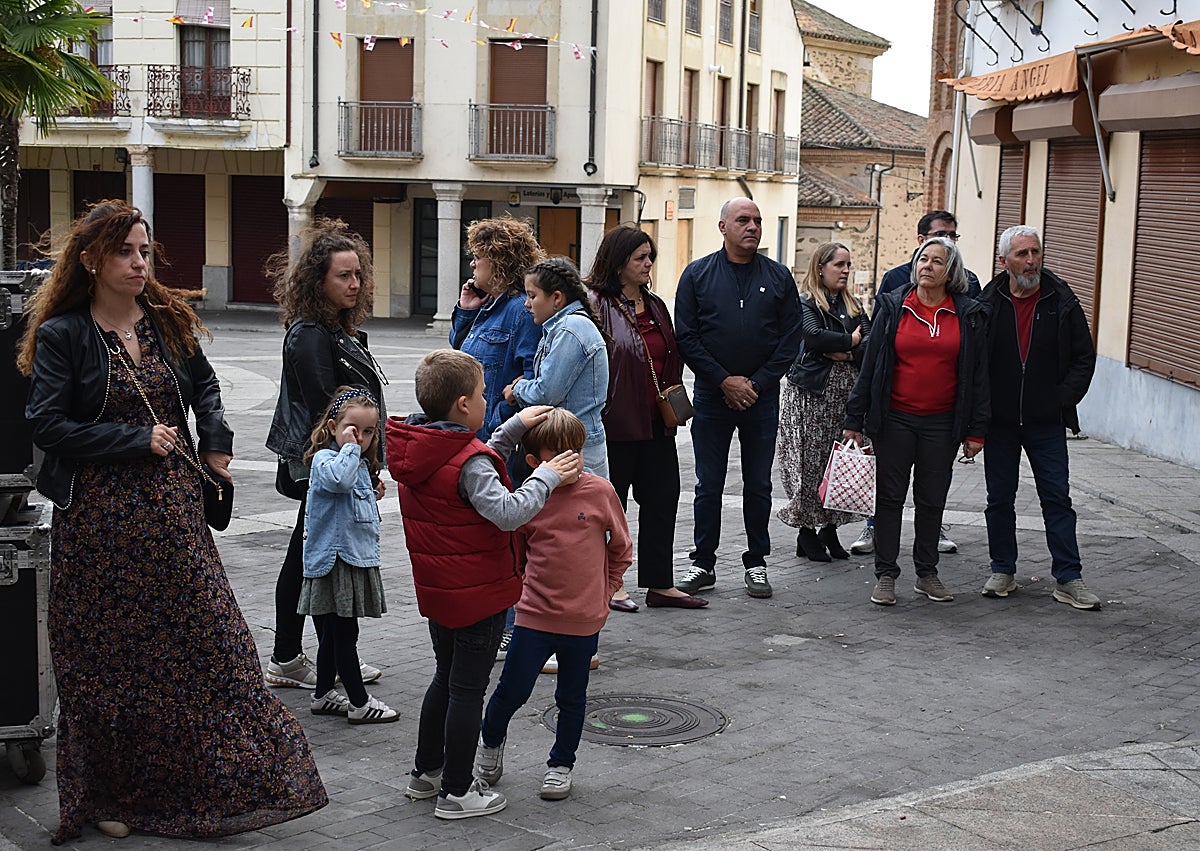 Imagen secundaria 1 - Alba de Tormes reafirma su apoyo a las pacientes de cáncer de mama con la donación de &#039;cojines del corazón&#039;