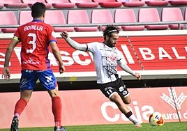 Mancebo, tratando de colgar un centro al área frente a Bonilla.