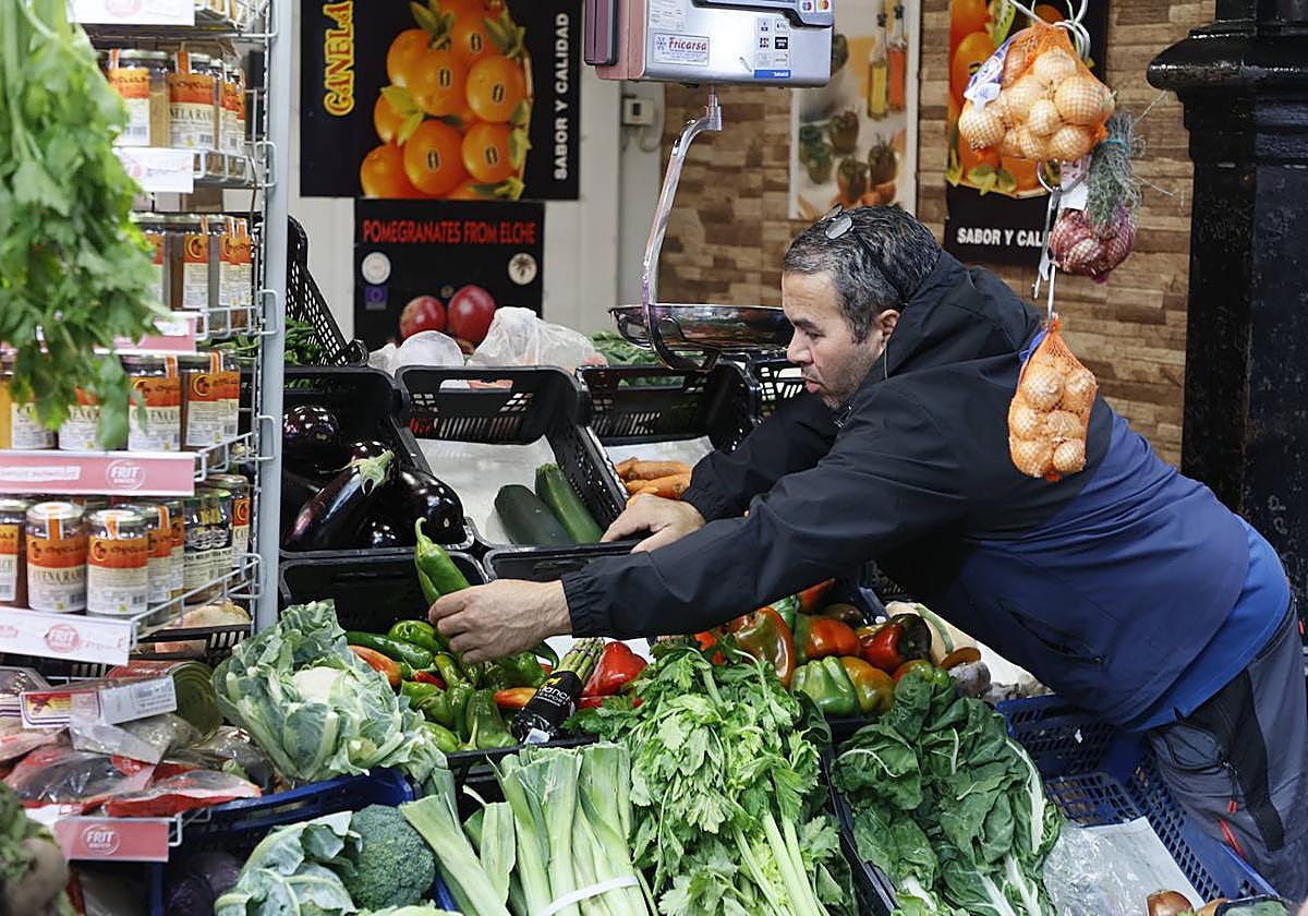 Un comerciante salmantino organiza su establecimiento para la venta.