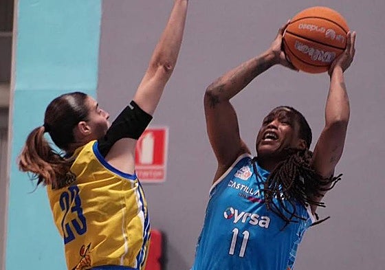 Shavonte Zellous intenta anotar en una acrobática postura defendida por Claudia Contell, la jugadora más destacada del Gran Canaria.