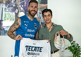Sergio Ramos posa con Marco Pérez tras regalarle unas botas y una camiseta.