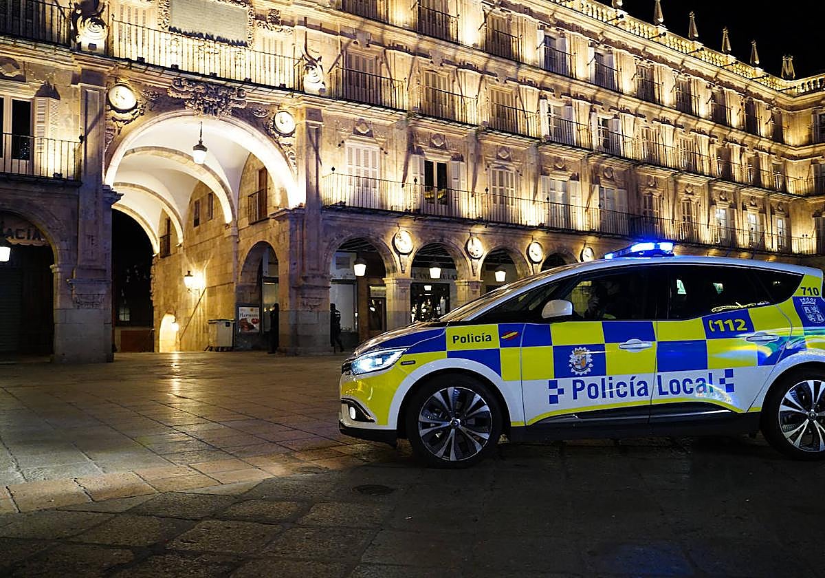 Una patrulla de la Policía Local, en la Plaza Mayor.