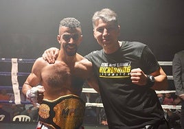 El luchador local Mohamed Rida, junto a José Ángel, de la escuela de Kickboxing, tras proclamarse campeón.