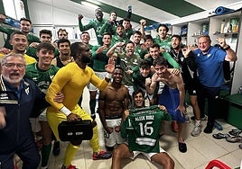 Los jugadores del CD Guijuelo, desbordantes de alegría, celebran el triunfo frente al Palencia en casa.