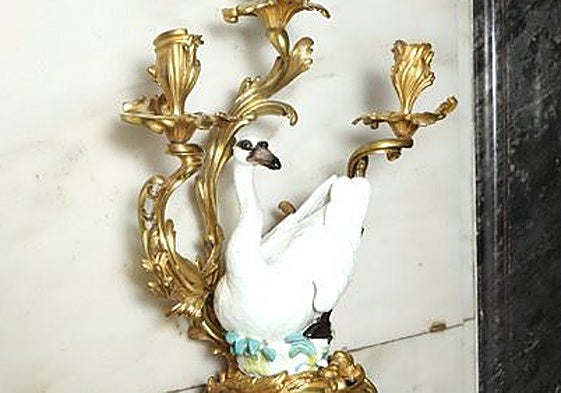 Uno de los espectaculares candelabros del siglo XVIII y estilo Meissen.