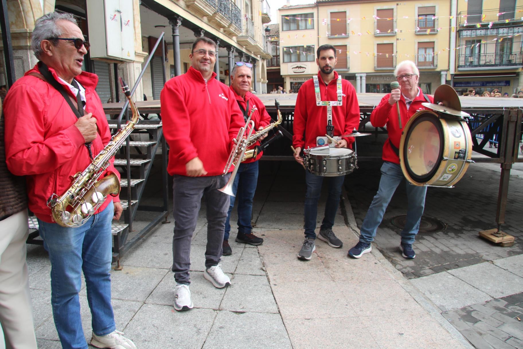 Alba celebra un día de fiesta en clave femenina